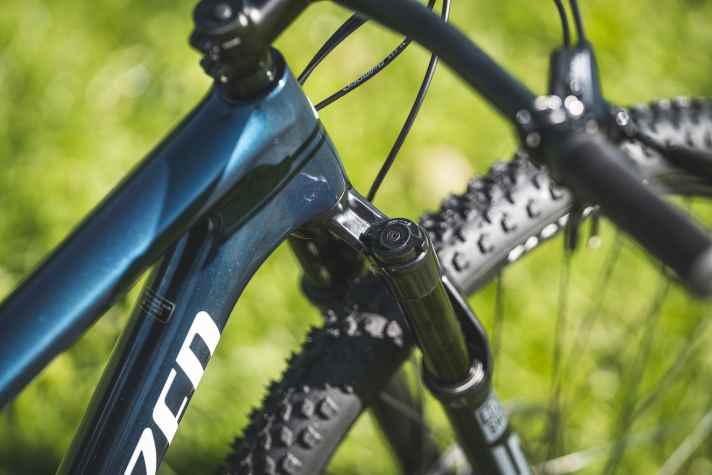 Specialized verbaut am Epic Comp die günstigste Version der Rockshox Sid Federgabel und verzichtet auf einen Lenker-Remote.