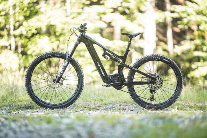 Das Flyer Uproc Evo:X 8.70 hat ein edles Vollcarbon-Chassis mit 170/165 mm Federweg und MX-Laufradmix.