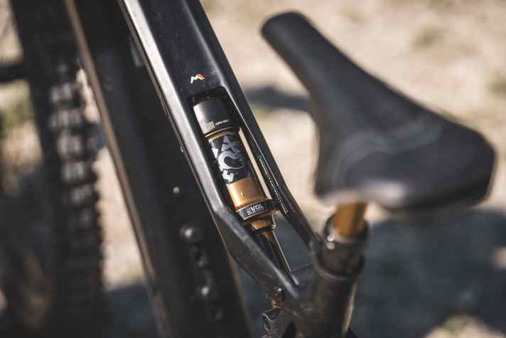 Hingucker: Der Dämpfer sitzt, optisch integriert, im zweigeteilten Oberrohr des M1 EN.400.SX.