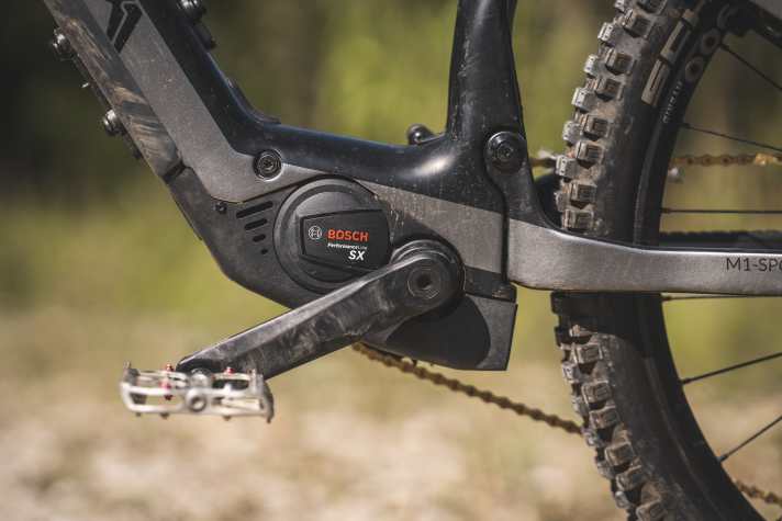 Der Bosch Performance SX ist für Light-Verhältnisse nicht besonders klein – dafür übermäßig stark. Viel Leistung auf zwei Kilo Gewicht.