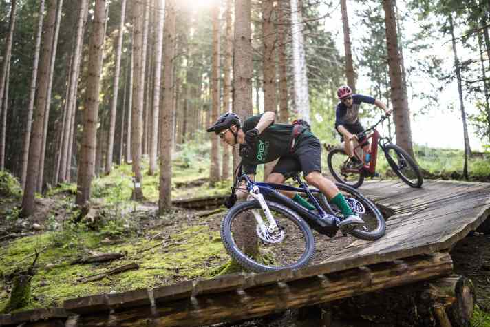 Das Hercules fährt sich quirlig und unkompliziert, es kommt sogar etwas Fahrspaß auf. Extremes Gelände ist aber nicht die Stärke des handlichen Bikes.