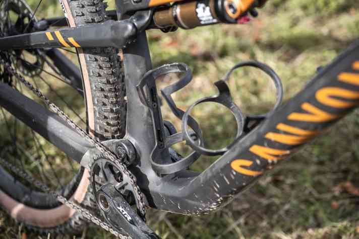 Auf langen Touren und bei Marathons sind die zwei Flaschenhalter des Canyon Lux Trail Gold wert.