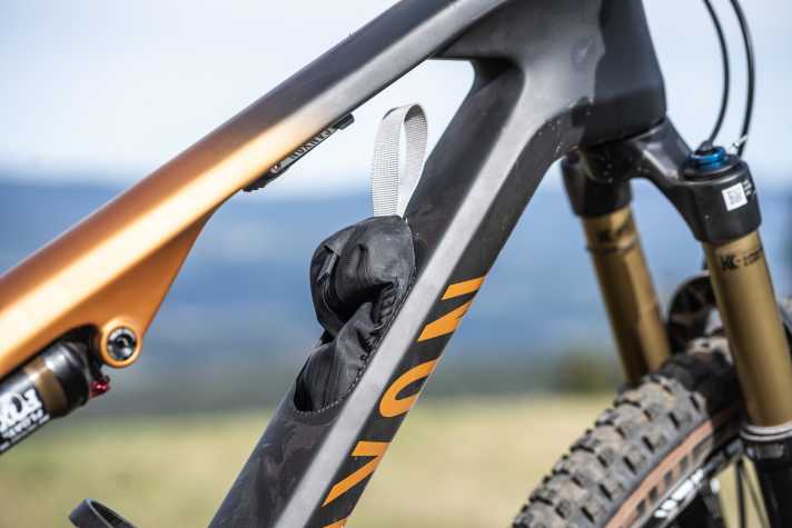 Im Rahmenstaufach des Canyon Lux Trail findet eine langgezogene Werkzeugtasche Platz.