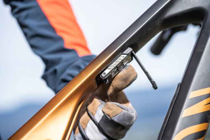 Ein Gummiband hält das Multitool unter dem Oberrohr des neuen Canyon Bikes in seiner Position.
