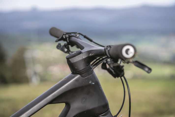 Am Canyon Lux Trail CFR spart eine Lenker-Vorbau-Einheit aus Carbon Gewicht ein.