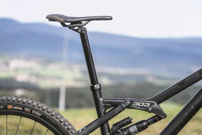 Dank vollintegrierter Variostütze lässt sich der Sattel des Liteville 303 bis auf die Sitzrohrkante absenken.