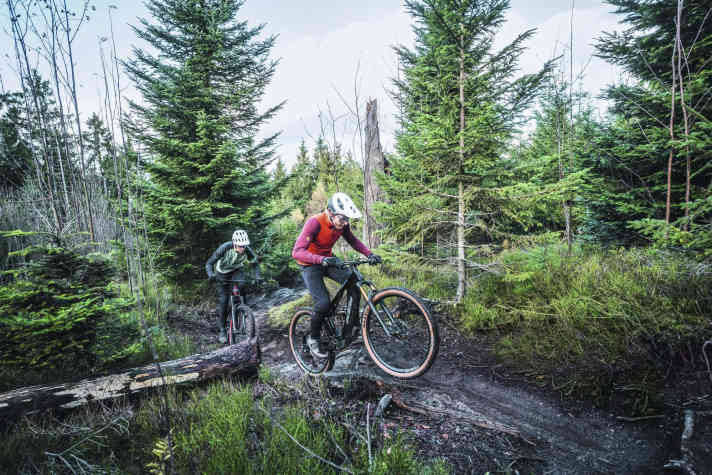 Im Gelände hat das KTM Macina Scarp SX mit seinem traktionsstarken Hinterbau die Nase deutlich vorne.