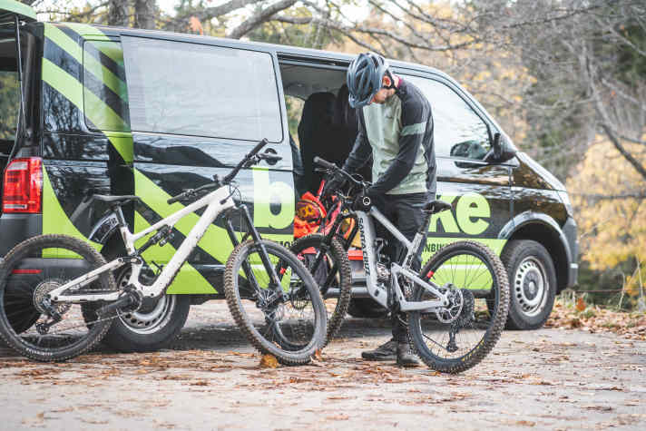 Für den Test haben wir beide E-Bikes penibel auf die Testfahrer abgestimmt und sind beide Duellanten im direkten Vergleich auf den identischen Strecken gefahren. Unter anderem in den Bikeparks am Geiskopf und in Oberammergau, sowie auf den Münchener Isartrails. Im “Back-to-back-Vergleich” werden die Unterschiede, Stärken und Schwächen deutlich.