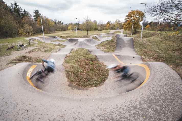 Asphalt-Pumptracks, wie hier in Germering bei München, lassen sich auch bei Nässe noch gut fahren.