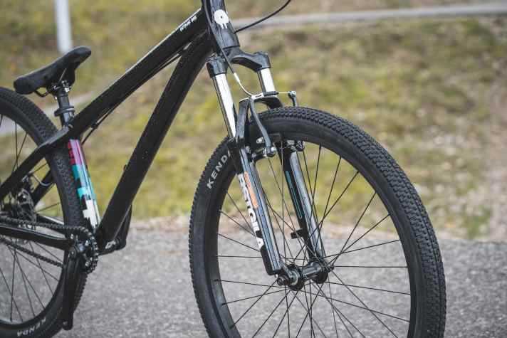 Ohne ausreichende Einstelloptionen sind günstige Stahlfedergabeln, wie hier im Octane One Melt Pump, auf dem Pumptrack schnell überfordert.