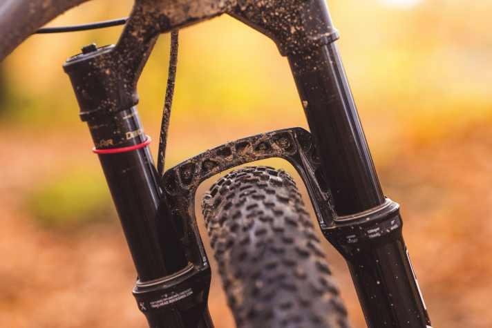Die breiten 2,4er Maxxis-Reifen füllen die Rockshox SID gut aus. Beim Hinterbau ist mehr Reifenfreiheit für Schlammorgien vorhanden.