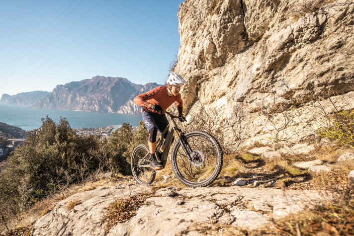 Dank sportlicher Geo macht das One44 auch im Uphill eine gute Figur. Nur etwas mehr Motor-Drehmoment bei niedrigen Kadenzen wäre manchmal schön.