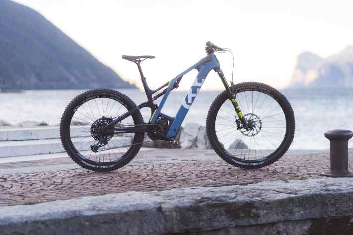 Das MC5 ist Husqvarnas Allrounder für mittelschweres Gelände. Seit 2022 gibt's das Bike erstmals in Carbon und neuerdings auch noch mit dem neuen Shimano-Motor EP801.