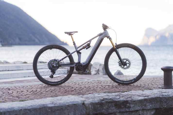 Das Cube Stereo Hybrid One55 SLT ist mit 22,6 Kilo eines der leichtesten Bosch-E-MTBs mit leicht entnehmbarem 750er-Akku.