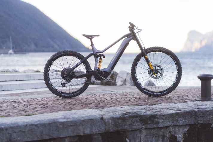 Edles grau mit den auffälligen gelben Akzenten der Öhlins-Federung, dazu Stahlfederheck und Doppelbrücken-Front. Das Haibike Nduro 8 Freeride ist eine eindrückliche Erscheinung.