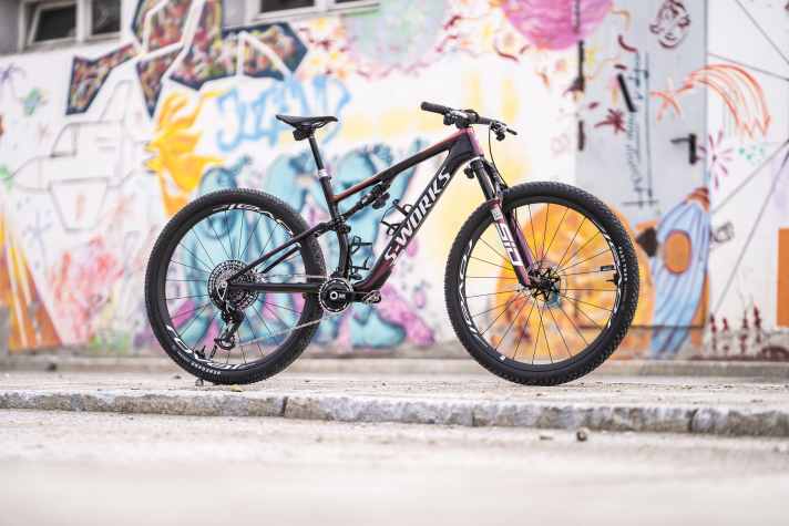 Neue Modelle drängen auf den Markt, zum Beispiel das Highend-Racebike Specialized Epic 8. Da braucht manch Hersteller und Händler Platz im Lager. Ein Grund für die aktuelle Rabattschlacht im Fahrradhandel.