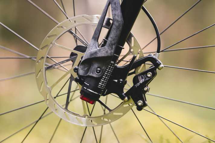 Auf den dicken HS2-Scheiben leisten die vier Kolben der Sram Level Stealth Bremse eine ordentliche Verzögerung. Zum Laufradausbau kann der Bremssattel via Schnellspanner abgekapselt werden.