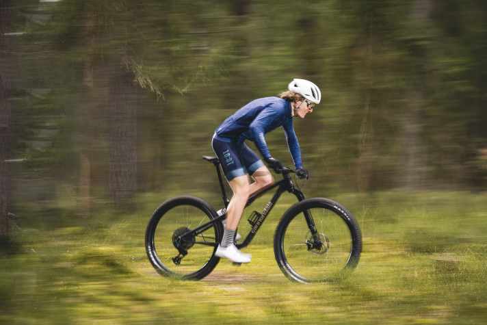 Trotz Trail-Kompetenz will das neue Cannondale Scalpel carbon schneller sein, als sein Vorgänger. Bei Cannondale weiß man, dass Crosscountry-Rennen nicht länger nur bergauf gewonnen werden.