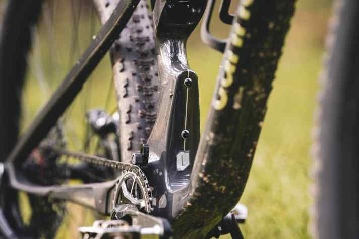 Um Platz für die Versenkbarkeit der Teleskopstütze und einen zweiten Flaschenhalter zu schaffen, geht Cannondale am Carbon-Rahmen seines neuen XC-MTBs unkonventionelle Wege.
