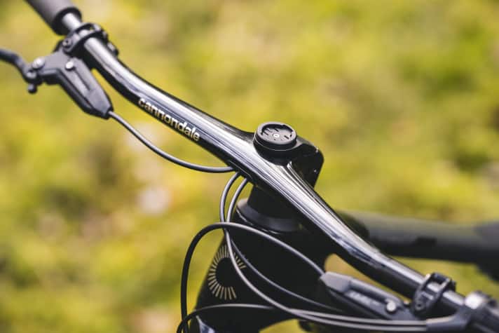 Züge und Gabel kommen von links. Zusammen mit dem einteiligen Carbon-Cockpit, durch das auch die Leitungen verlegt werden, beschert das dem Cannondale Scalpel eine einzigartige Optik aus Sicht des Fahrers.