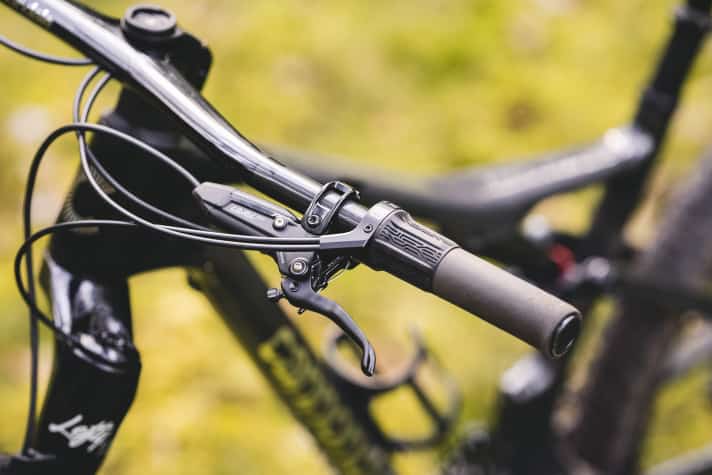 Der Rockshox-Drehgriff am Lenker des Cannondale Scalpel Carbon 1 lässt nur zwei Positionen zu: Open oder Lock.