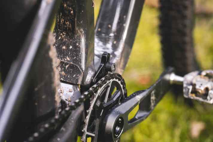 Eine minimalistische Kettenführung hält den Antriebsstrang des neuen Cannondale Scalpel auch auf ruppigen Crosscountry-Trails auf Linie.