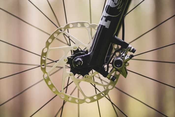 High End trifft auf Low End: Liv kombiniert am Topmodell eine Shimano XTR Bremse mit günstigen Bremsscheiben (online ab 16 Euro je Stück zu haben). An einem Bike für knapp 13.000 Euro aus unserer Sicht ein No-Go.