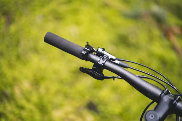 Überladen: Die linke Seite des Cockpits wirkt mit vielen Zügen und Hebeln ziemlich verbaut. Das muss 2024 an einem teuren Racer, wie dem Liv Pique Advanced 0, deutlich besser gehen.