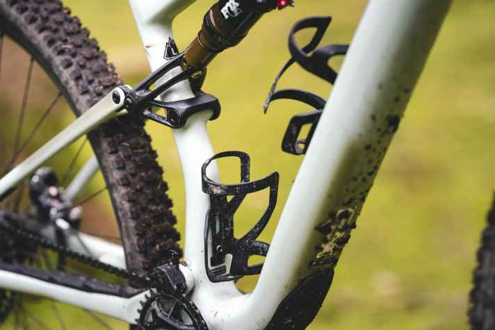 Zwei Flaschenhalter sind an einem Trailbike alles andere als selbstverständlich. Das Specialized Epic Evo sammelt in der BIKE-Bewertung ordentlich Punkte für seinen Alltagsnutzen und ist für lange Tagestouren oder sogar eine Transalp gerüstet.