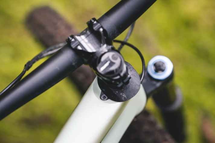 Gemeinschaftsmerkmal mit dem Racebike-Bruder: Ein Lenkanschlagsbegrenzer schützt das Oberrohr des Specialized Epic Evo 8 vor Schäden.