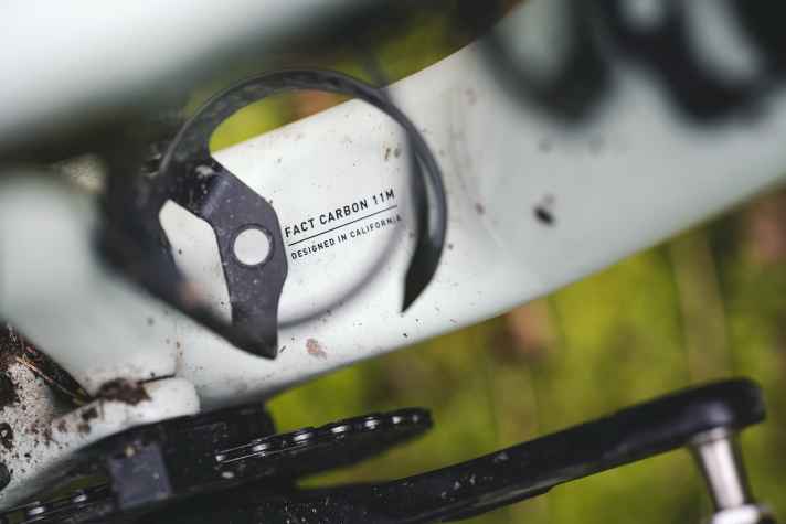 Fünf von sechs neuen Epic-, beziehungsweise Epic Evo-Modellen kommen mit einem Rahmen aus FACT 11M Carbon. Nur das S-Works Topmodell besitzt einen 190 Gramm leichteren 12M-Rahmen.