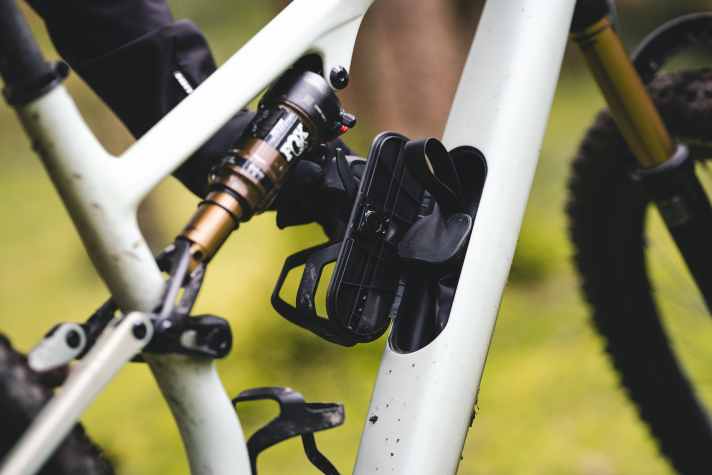 Die Funktion der SWAT-Box im Unterrohr des Specialized Epic Evo ist vorbildlich. Hier können sich andere Hersteller noch eine Scheibe abschneiden. Im Innern findet sich eine längliche Werkzeugtasche.