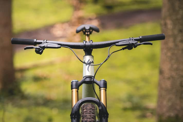 Flache Kommandozentrale: Durch den Carbon-Lenker mit wenig Rise steuert sich das Specialized Eoic Evo Pro mit viel Druck auf der Front.