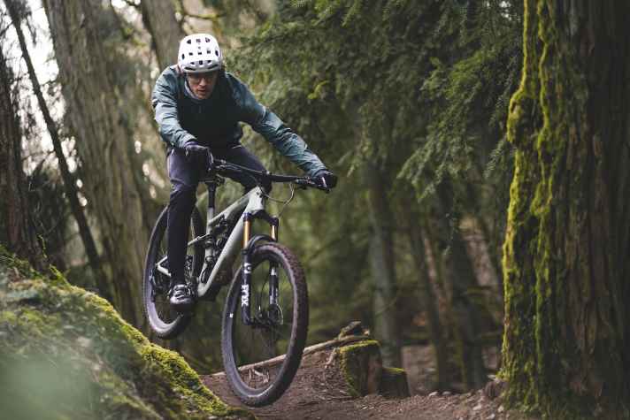 Mit sportlichen Charakterzügen belohnt das Specialized Epic Evo 2024 einen aktiven Fahrstil. Schnelle Trail-Fahrten machen auf dem 130-Millimeter-MTB richtig Laune.