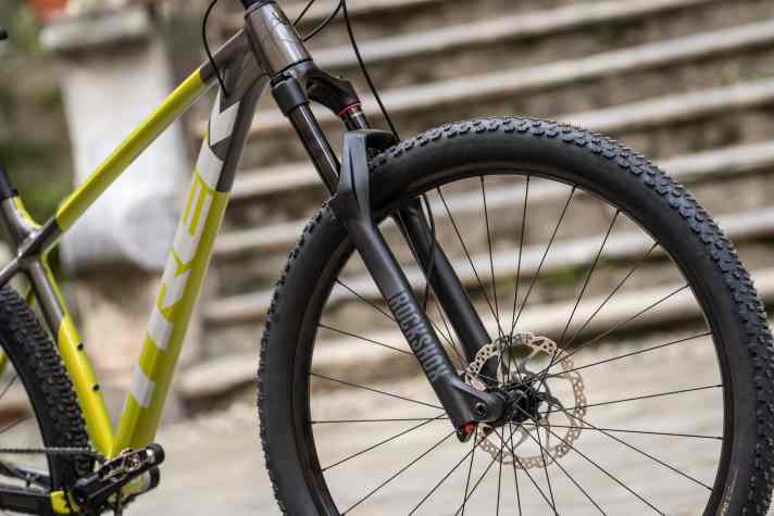 Mit 120 Millimetern Federweg und einer Teleskop-Sattelstütze ist das Procaliber 8 kein Hardtail im klassischen Sinne, sondern orientiert sich etwas mehr an den geländetauglicheren Trail-Hardtails.
