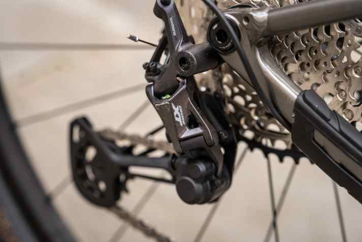 Der wertige Antriebsmix mit einem SLX-Trigger und einem XT-Schaltwerk sowie die Recon-Gabel von Rockshox gehen zu diesem Preis voll in Ordnung.