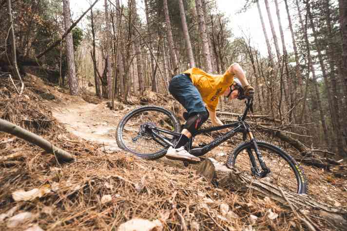 Lob gibt’s für die größenspezifische Geometrie: Neben den Kettenstreben optimiert Norco auch den Lenkwinkel und den Sitzwinkel je nach Rahmengröße. So kommen Biker jeder Körpergröße in den Genuss eines perfekt ausbalancierten Bikes.