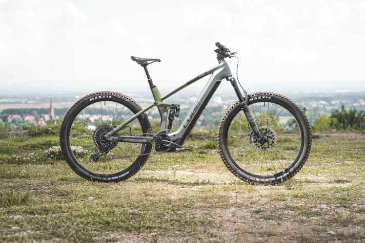 Komfortabel, fahrstark und gut ausgestattet. So sichert sich das Cube Hybrid 140 TM auch 2024 noch einmal den Testsieg bei den E-All-Mountains um 5500 Euro.