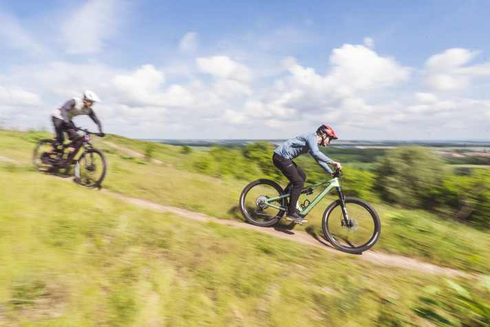 Die hohe Front verlangt auf flachen Trails eine etwas aktivere Fahrweise.