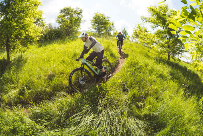 Redakteur und Tester Florentin cruist auf dem Canyon Spectral:On ins Tal.