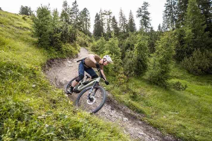 Auf dem Trail vermittelt die Geometrie viel Sicherheit und das Fahrwerk hält Reserven bereit. Doch die Ausstattung bremst den Abfahrtsdrang deutlich ein.