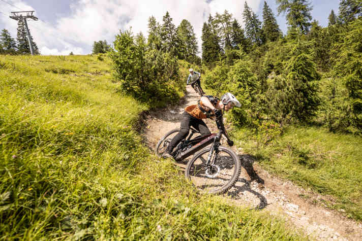 Wieselflink: Mit seinen kurzen Kettenstreben und geringem Gewicht macht das agile Rotwild in engen Ecken manchem All Mountain Konkurrenz. Von der brachialen Bergab-Performance auf schnellen, offenen Passagen ganz zu schweigen.