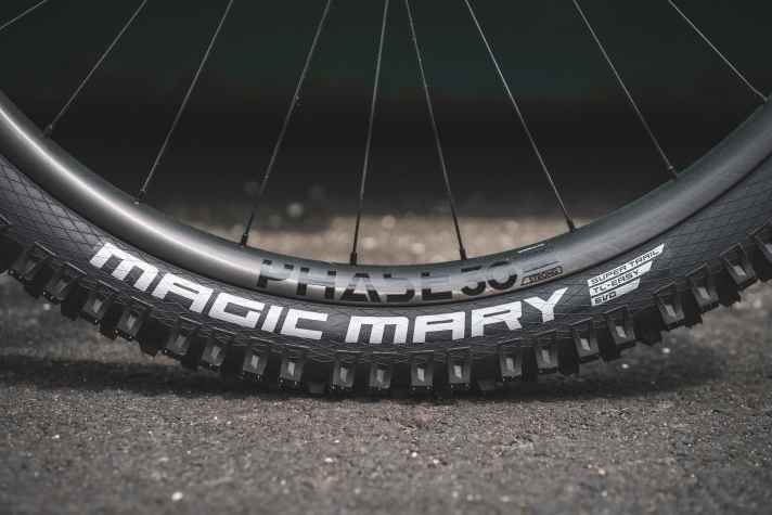 Edle Carbonlaufräder sollen das Gewicht drücken und Spritzigkeit liefern.