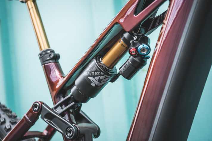 Der unter dem Oberrohr liegende Dämpfer ist das Erkennungszeichen der neuen sportlichen E-Mountainbikes One 44 und One 77 von Cube.