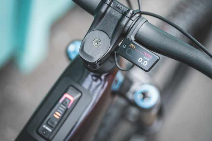 Auch das brandneue Bosch-Display Purion 400 findet am sportlichen E-Enduro Platz.