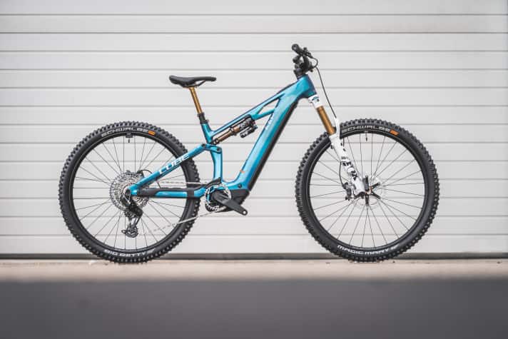 Das Cube Stereo Hybrid One44 Action Team soll 6999 Euro kosten und 23,9 Kilo wiegen.