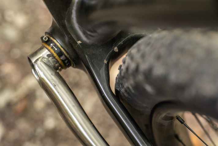 Bei 2,4 Zoll breiten Reifen bleibt nicht mehr viel Platz im Hinterbau des Hardtails.