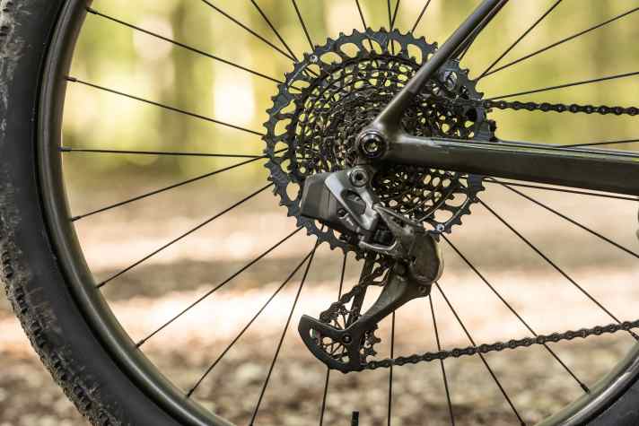 Alles außer gewöhnlich: Dieses Sram XX1 Eagle AXS Schaltwerk wurde mit handgemachten Carbon-Teilen von Hopp getunet.