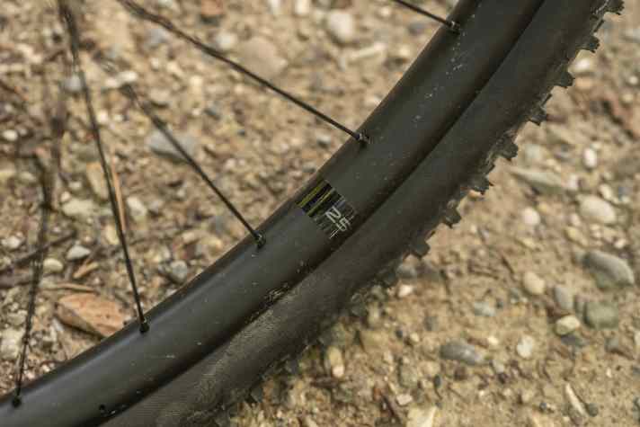 Die Cannondale Carbon-Laufräder lassen sich extrem schnell beschleunigen, fallen mit nur 25 Millimetern Innenweite aber zu schmal aus.
