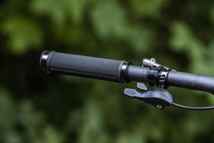 Griffe mit doppelter Schraubklemmung passen am High-End-Race-Hardtail nicht ins Bilde. Die Fox-Gabel lässt sich vom Lenker aus sperren.